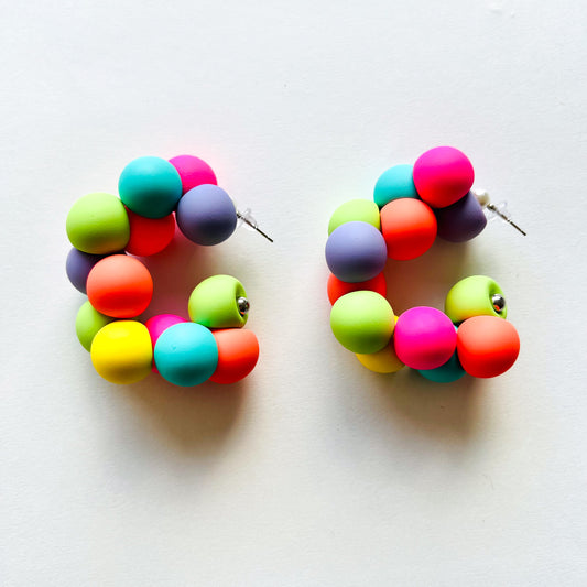 Aretes Pantone